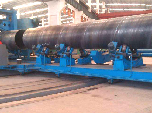 螺旋<a href=http://www.m.strongtop.com.cn target=_blank class=infotextkey>焊接鋼管</a>生產(chǎn)現(xiàn)場(chǎng)